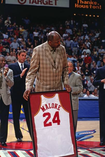 Nel 1998 gli Houston Rockets ritirano la sua maglia numero 24 (Nbae/Getty Images)